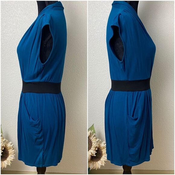 Beautifully Draped Long Turquoise Top - Picture 4 of 8